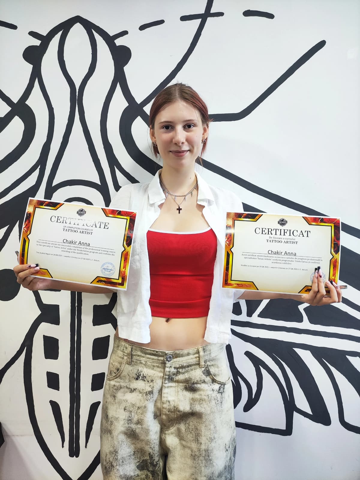 студент с сертификатами в руках прошел курс в тату-студии Oblivion Tattoo